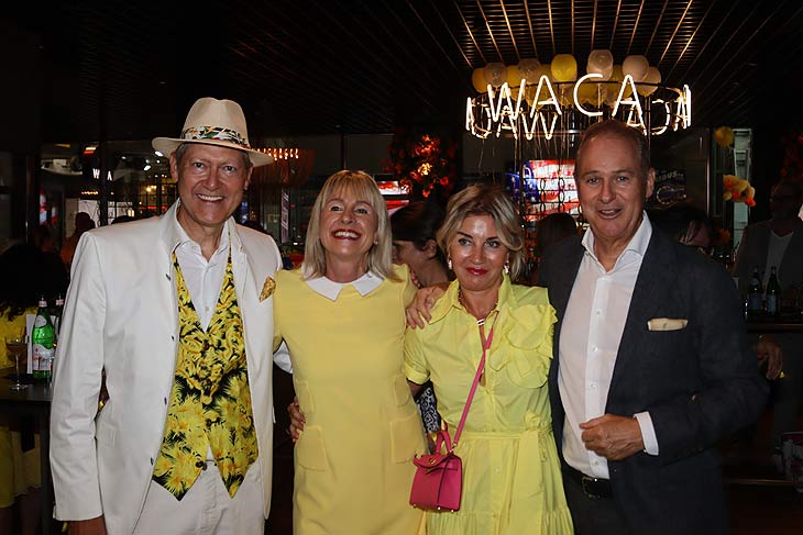 li.: Barbara und Andreas Dünkel (Inhaber Motorworld) , re.: WACA-Gastgeber Elena und Markus Aichinger beim WACA Goes Yellow Event im WACA in der Motorwelt München (©Foto: Martin Schmitz)